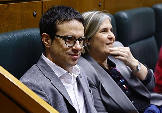 Pello Otxandiano y Nerea Kortajarena, durante un pleno en el Parlamento vasco.