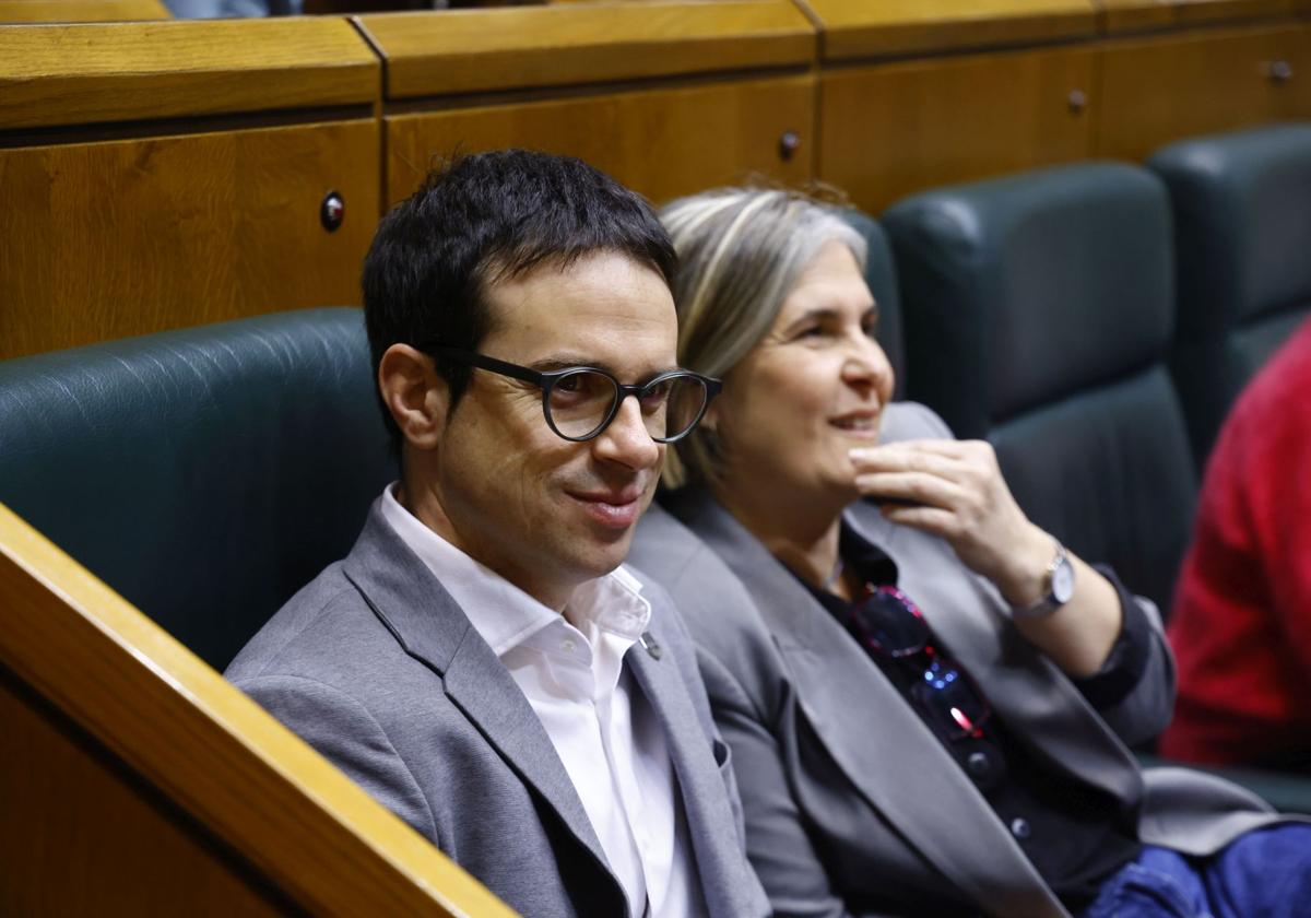 Pello Otxandiano y Nerea Kortajarena, durante un pleno en el Parlamento vasco.