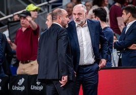 Chus Mateo y Pablo Laso hablan amistosamente antes del inicio del duelo.