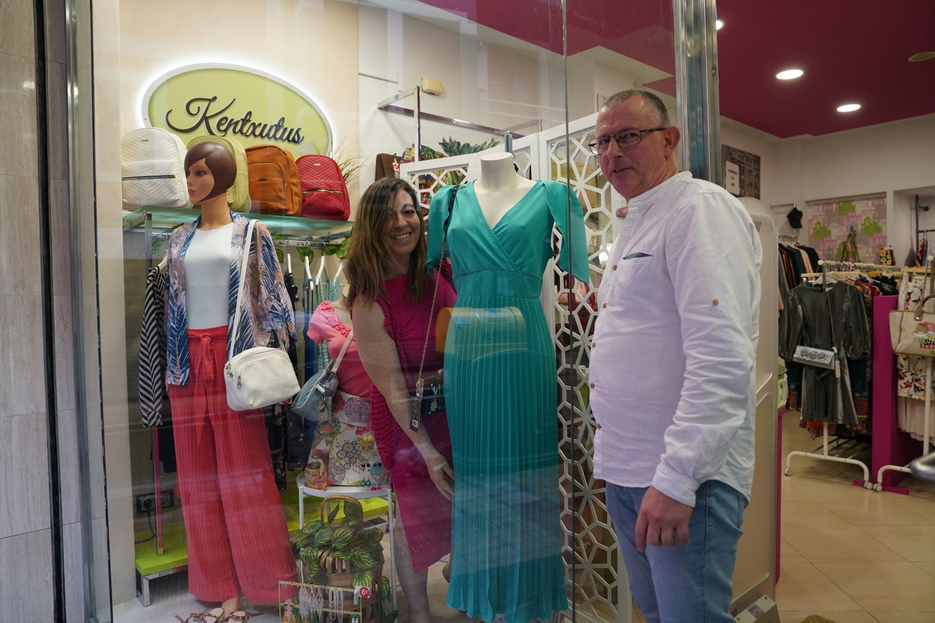 Amaia y Jorge, la pareja que ha abierto una tienda de ropa de segunda mano en el centro de Barakaldo