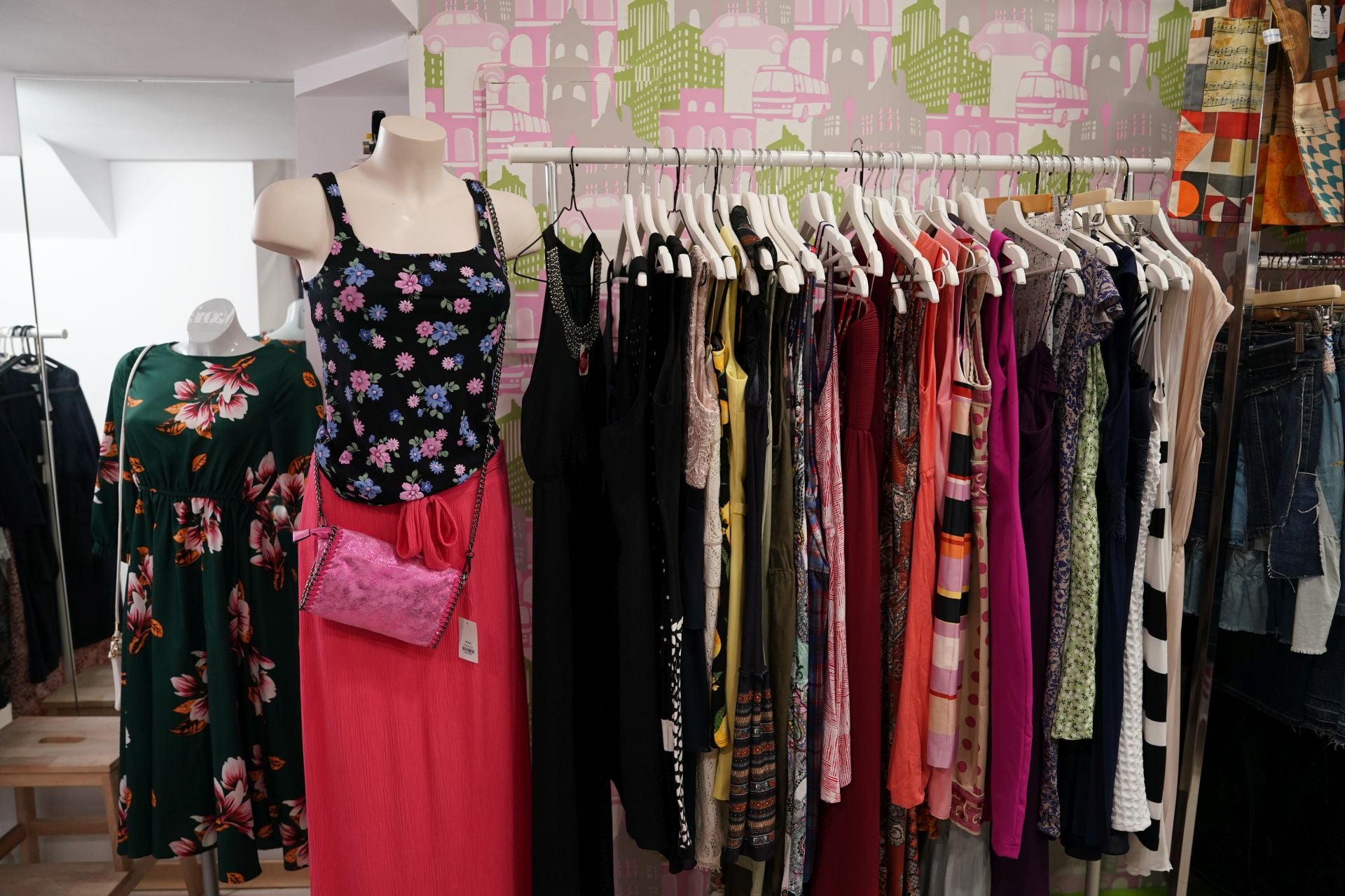 Amaia y Jorge, la pareja que ha abierto una tienda de ropa de segunda mano en el centro de Barakaldo