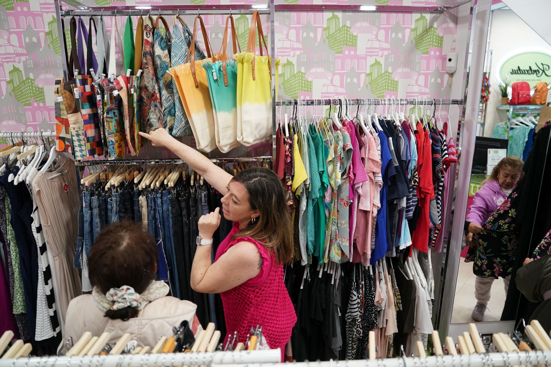 Amaia y Jorge, la pareja que ha abierto una tienda de ropa de segunda mano en el centro de Barakaldo