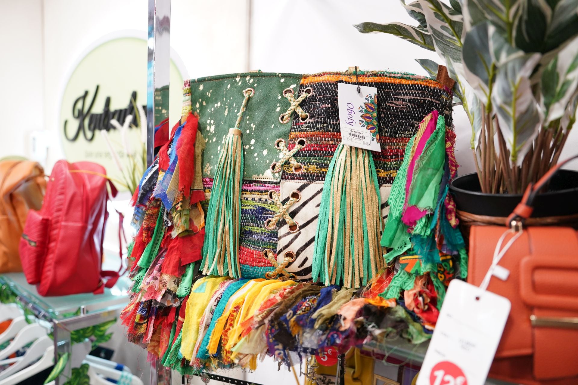 Amaia y Jorge, la pareja que ha abierto una tienda de ropa de segunda mano en el centro de Barakaldo