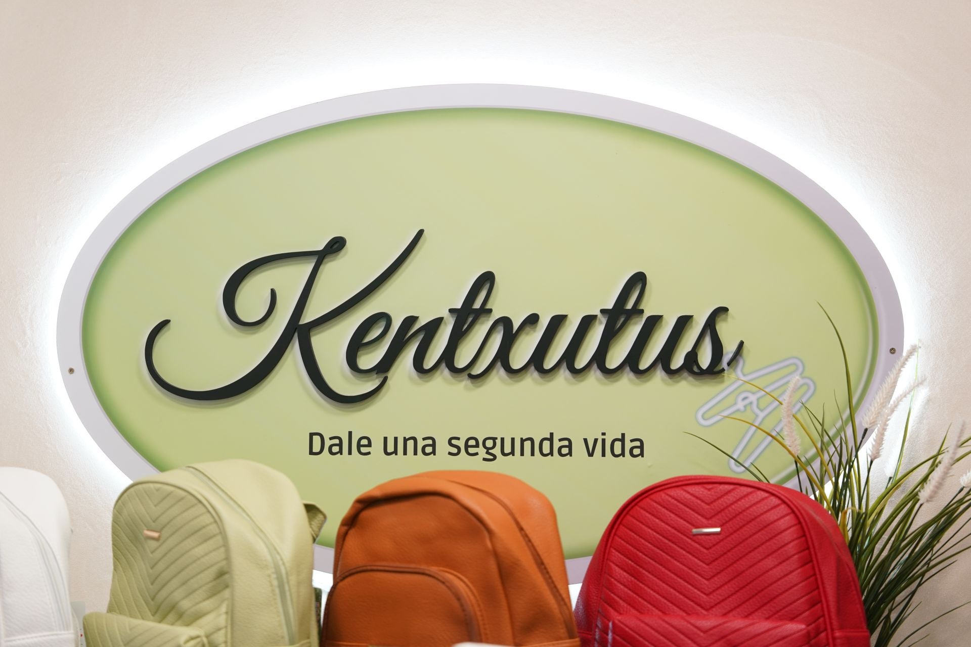 Amaia y Jorge, la pareja que ha abierto una tienda de ropa de segunda mano en el centro de Barakaldo