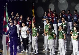 Erkiaga devuelve un rebote ante la mirada de su compañero López, mientras Basque recupera su sitio en los cuadros largos.