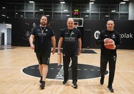 García, primero por la izquierda, junto con Ponsarnau y Salgado.
