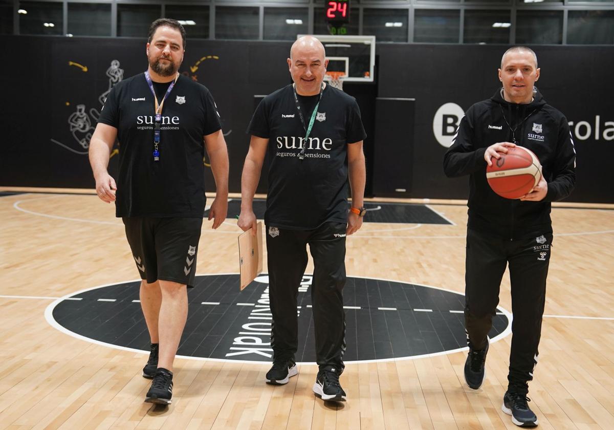 García, primero por la izquierda, junto con Ponsarnau y Salgado.