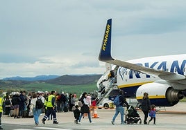 Pasajeros de Foronda, durante el embarque a un vuelo comercial de Ryanair
