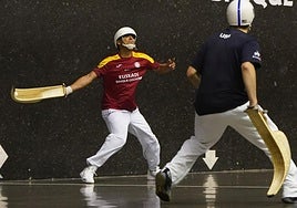 Erik suelta la derecha ante la mirada de Johan en el Jai Alai de Gernika.