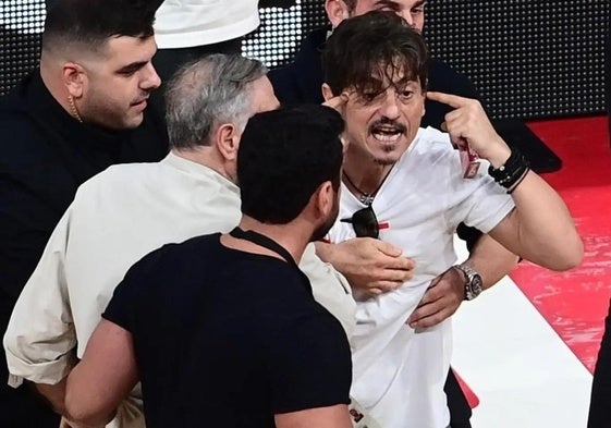 Dimitris Giannakopoulos, dueño del Panathinaikos, se enfrentó a la grada del Olympiacos después de escuchar graves insultos hacia él y su hija.