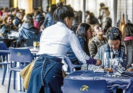 La hostelería, junto a la construcción y el área del transporte y los repartos continúan al alza.