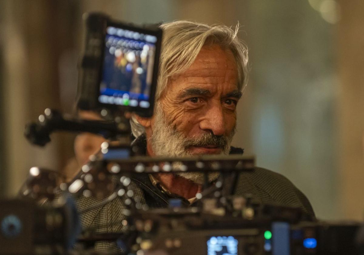 Imagen principal - Imanol Arias y Elena Anaya en el rodaje de 'Innato'.