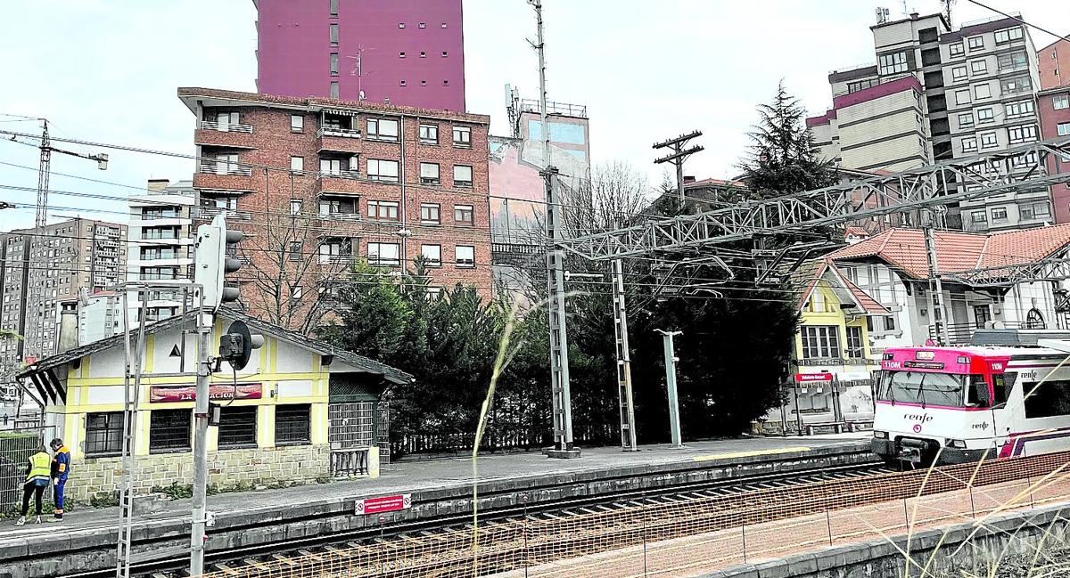 Dos operarios de Adif trabajan en las obras para construir la nueva estación de Bidebieta, en Basauri.