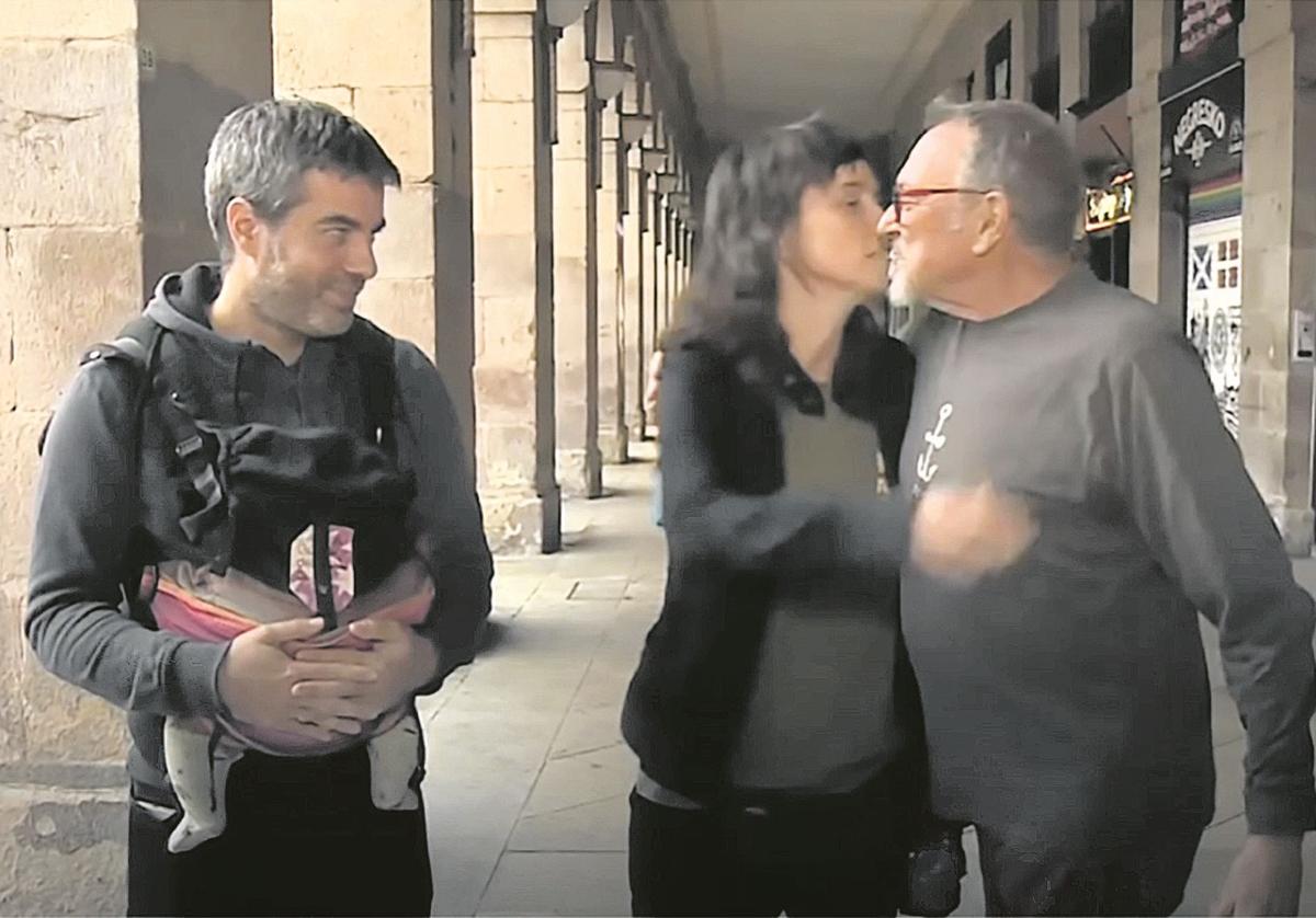 El pediatra Jesús Sánchez Etxaniz saluda en la Plaza Nueva de Bilbao a los padres de la niña fallecida la semana pasada y que ha generado la polémica.