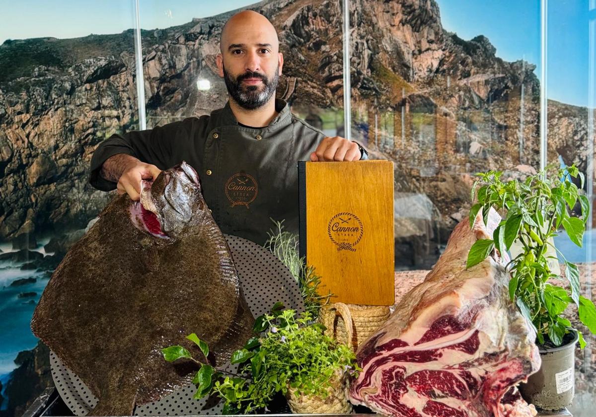 Ioritz Pereira, preparado para cocinar a la parrilla el «monumental» rodaballo de Bermeo.