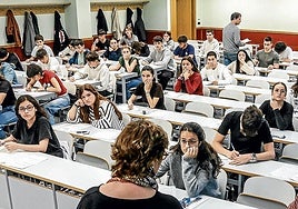 Alumnos atienden las explicaciones de una profesora antes de comenzar la PAU.