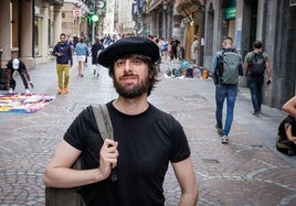 David Uclés, en la calle Bidebarrieta antes de dar una charla en la Biblioteca dentro de la Feria del Libro de Bilbao.