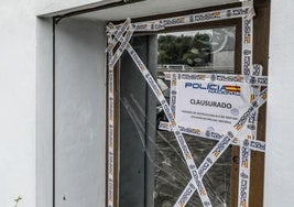 Bajo en el barrio de Arkaiate sellado ayer martes por agentes de la Policía Nacional.