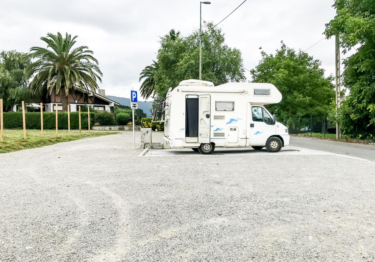 Aparcamiento de autocaravanas, con una veintena de plazas de estacionamiento, localizado en el barrio Orueta de Gautegiz Arteaga