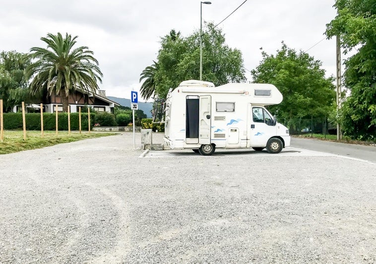 Aparcamiento de autocaravanas, con una veintena de plazas de estacionamiento, localizado en el barrio Orueta de Gautegiz Arteaga