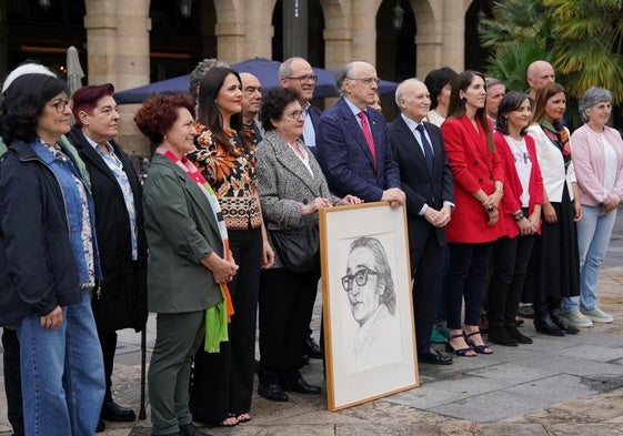Foto de familia de entidades, instituciones y allegados del poeta, este miércoles en la Plaza Nueva.