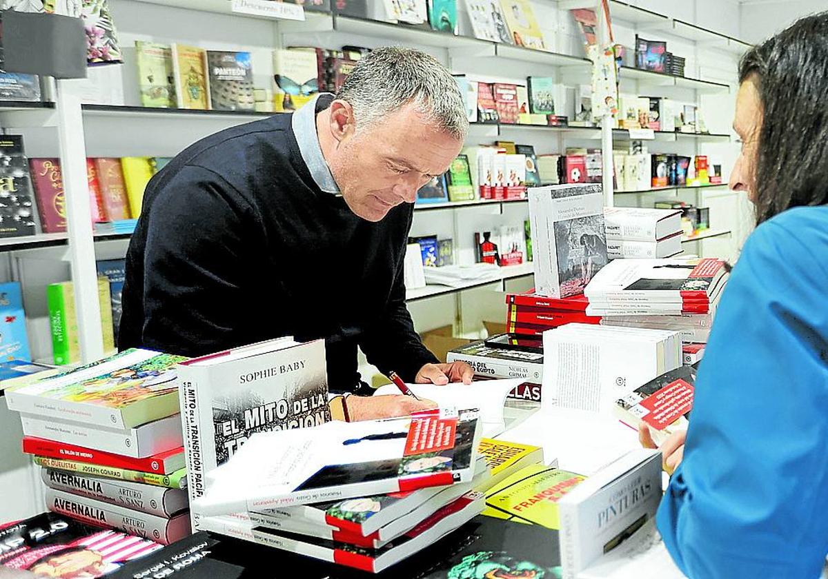 Mikel Ayestaran atendió a numerosos lectores en las casetas de El Arenal.