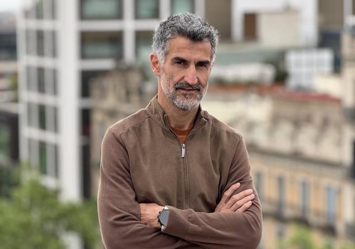El director y productor Ibon Cormenzana estrena 'Cuatro paredes'.