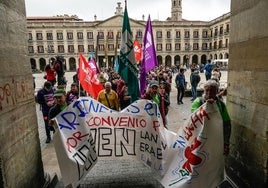 Trabajadores de la contrata se manifestaron este miércoles por las calles de Vitoria.