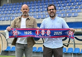 Jabi Luaces y Jon Larrea posan sobre el terreno de juego de Urritxe.