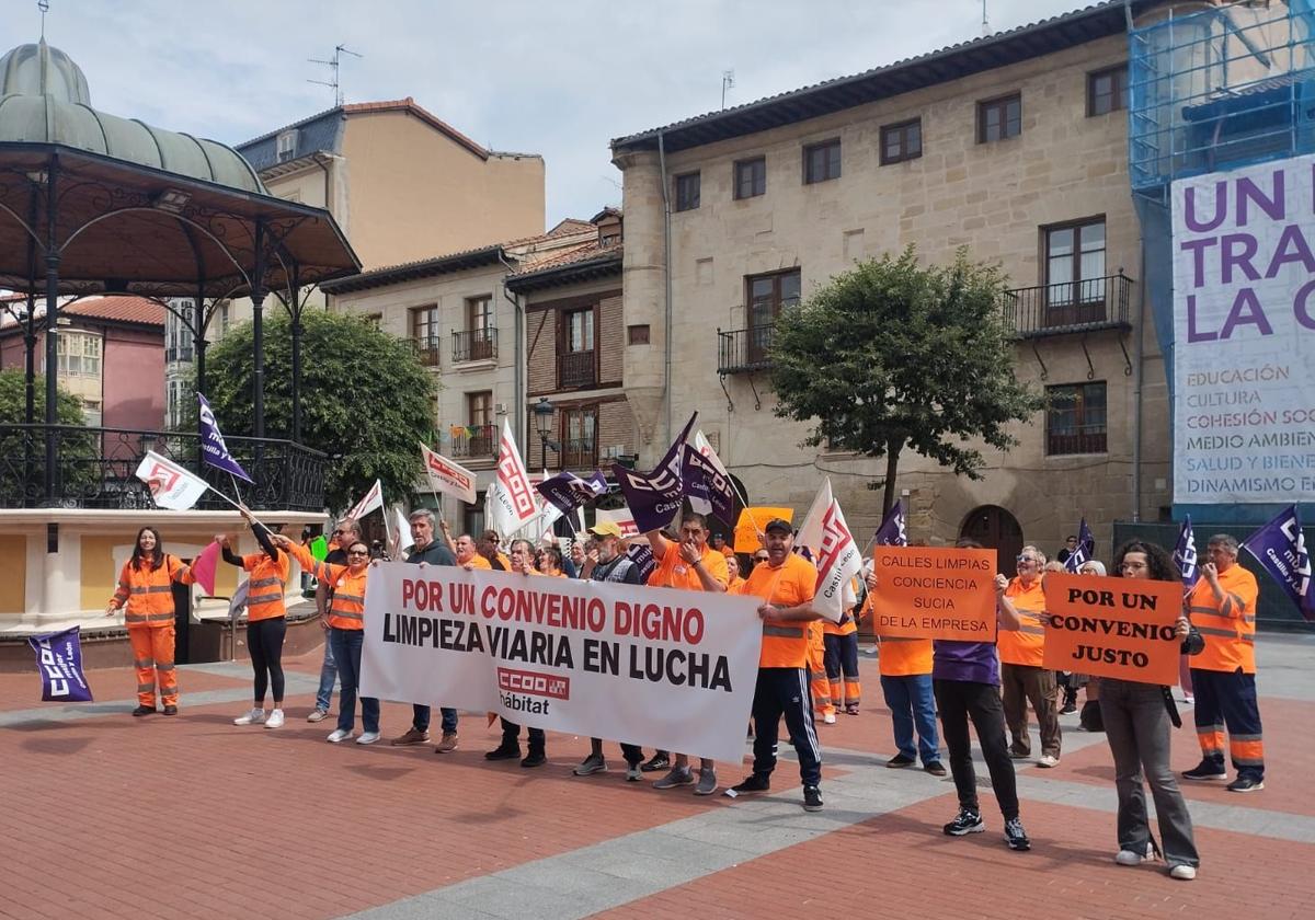 Concentración de la plantilla de limpieza a las puertas del Ayuntamiento.