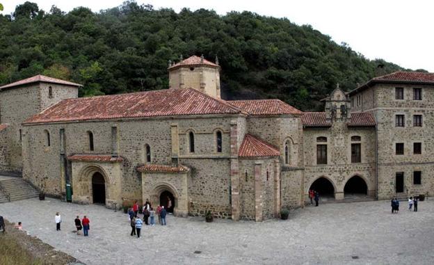 Peregrinos ante del Monasterio de Santo Toribio de Liébana.