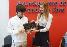 La alcaldesa, Aitana Hernando, le entregó la fachada del Ayuntamiento.