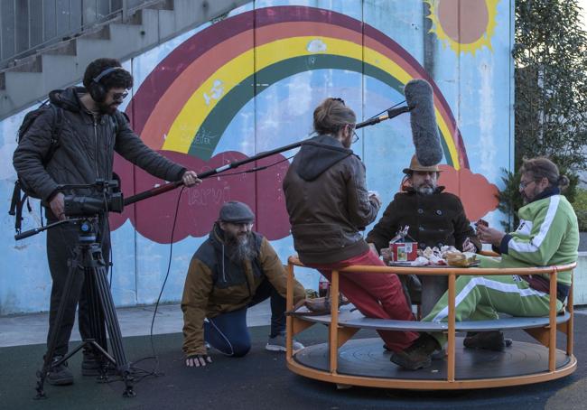 El director y productor, Jaxsa, junto a varios personajes en una de las escenas.