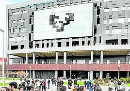 Estudiantes charlan a la salida del examen MIR en Leioa.