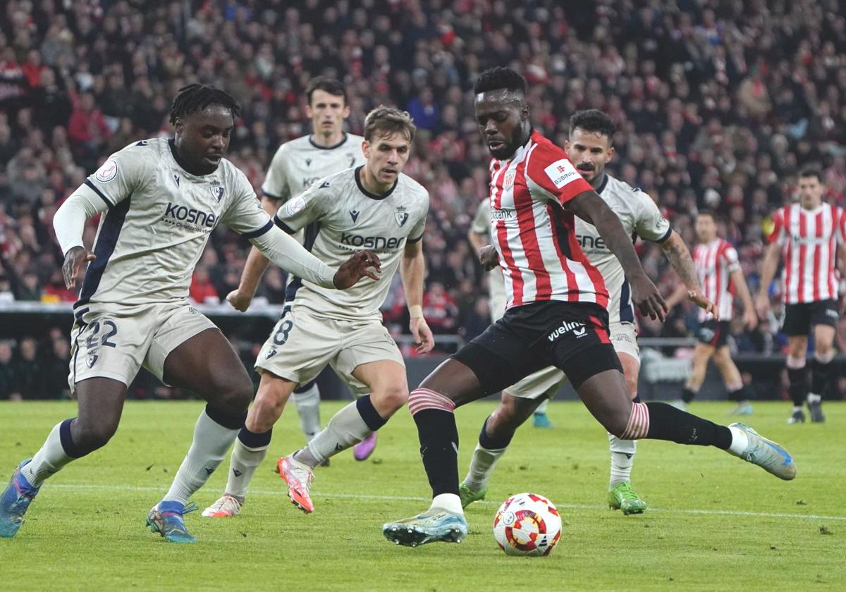 Iñaki Williams intenta armar el disparo ante varios jugadores de Osasuna en el partido de Copa disputado en San Mamés.