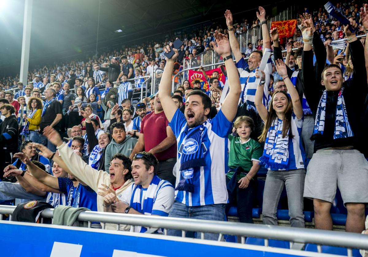 La afición albiazul disfruta con su equipo en Mendizorroza.