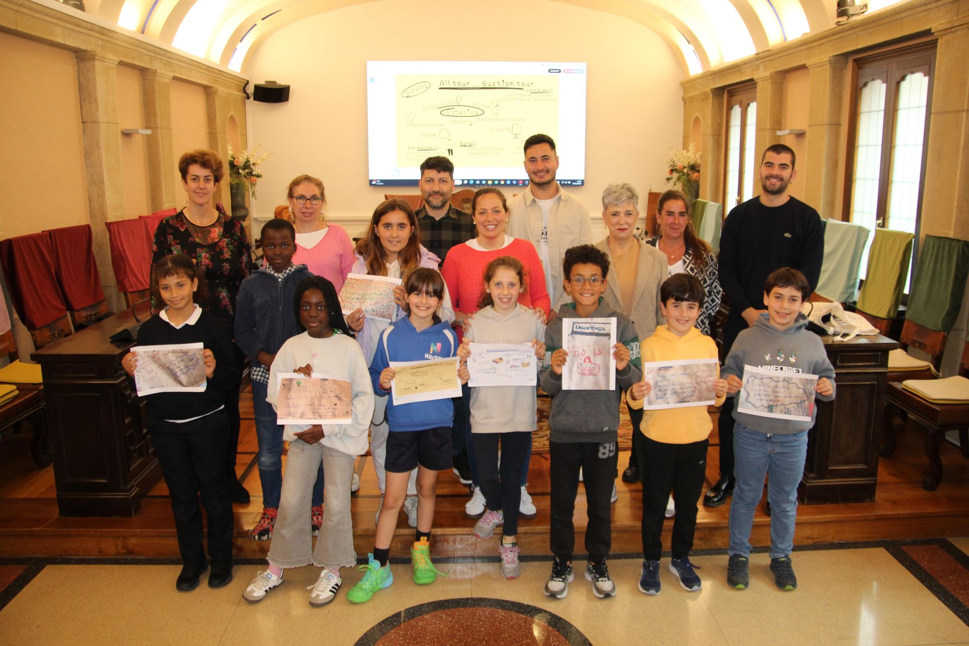 Los estudiantes de Educación Primaria presentaron sus ideas en el salón de plenos del Ayuntamiento.