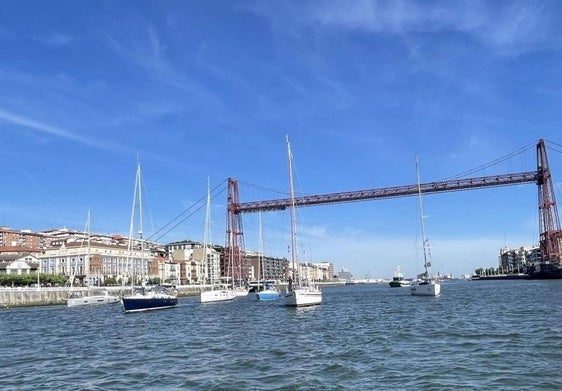 Veleros navegan por la ría a su paso por Getxo.