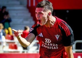 Joaquín Panichelli celebra uno de los veinte goles anotados este curso en el Mirandés.
