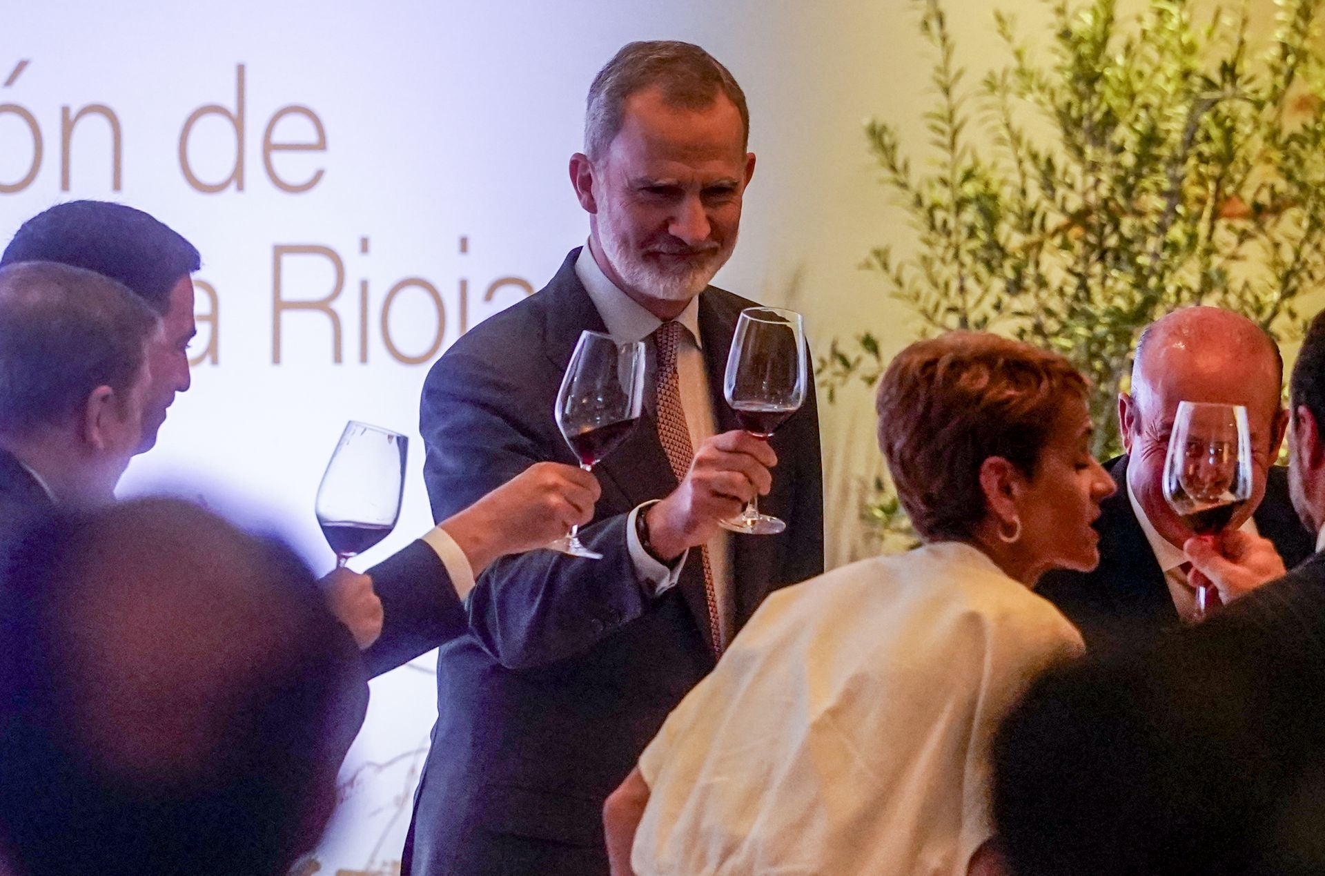 Las imágenes de la visita de Felipe VI a Elciego