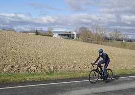 Un cilcista pasa por delante del sector 17.
