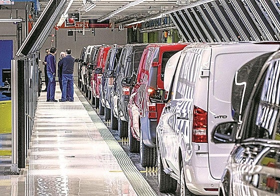 Trabajadores de Mercedes, en las líneas de Montaje Final.