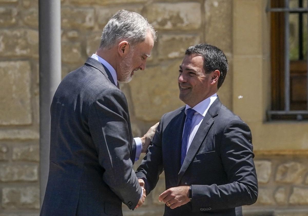 El rey Felipe VI, durante su saludo con el lehendakari en las bodegas de Marqués de Riscal