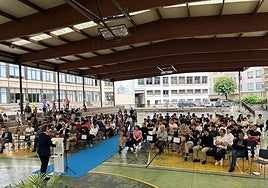 Los estudiantes, tras ser reconocidos con los diplomas académicos.