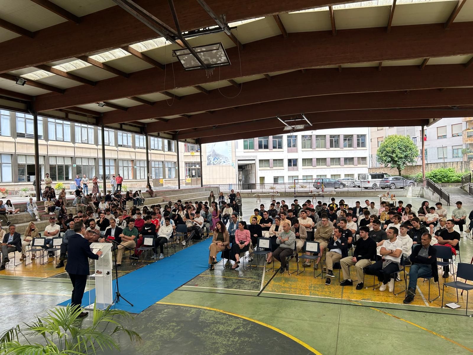 Los estudiantes, tras ser reconocidos con los diplomas académicos.