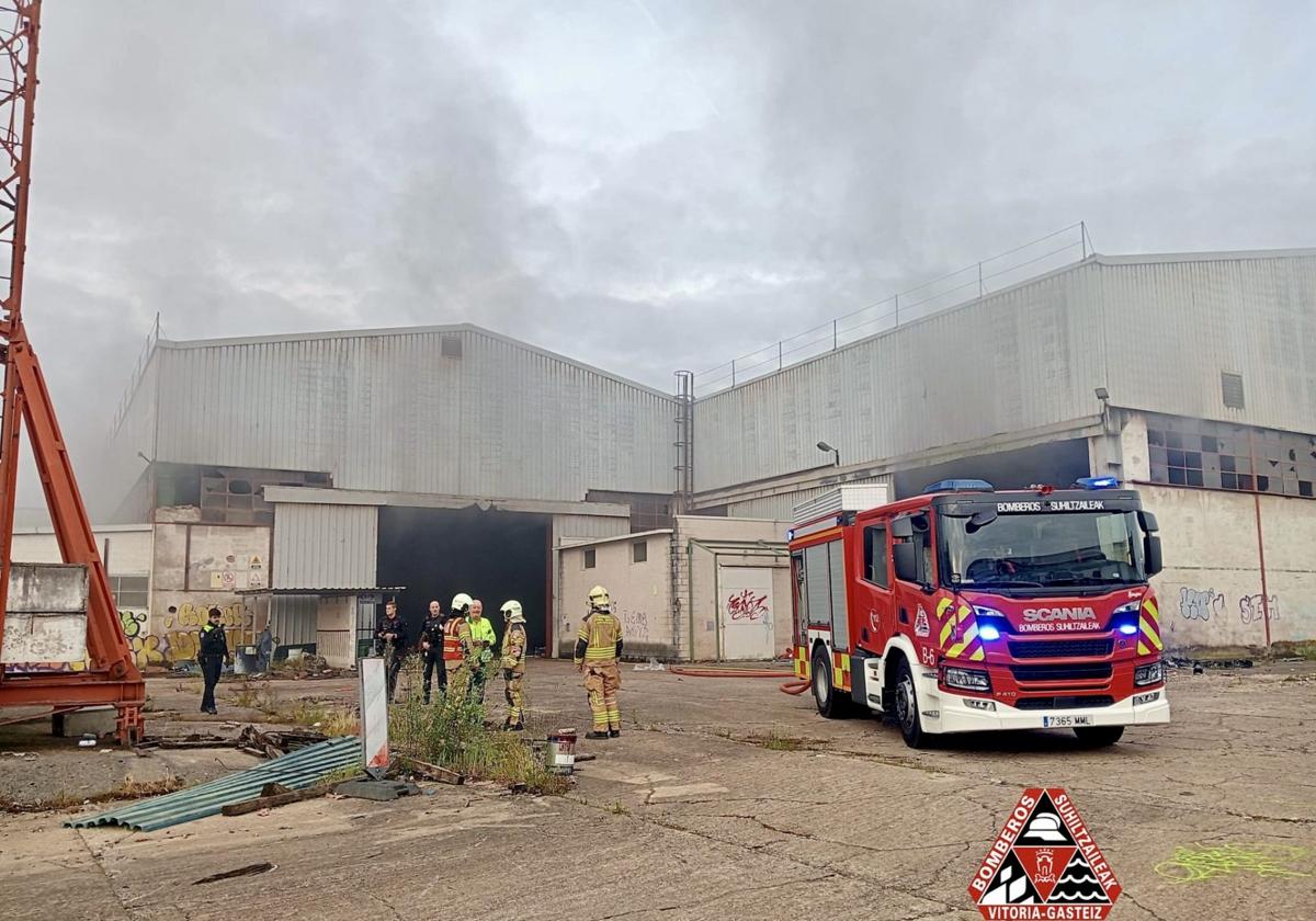 La quema de cable para extraer cobre obliga a intervenir a los bomberos en un pabellón abandonado de Vitoria