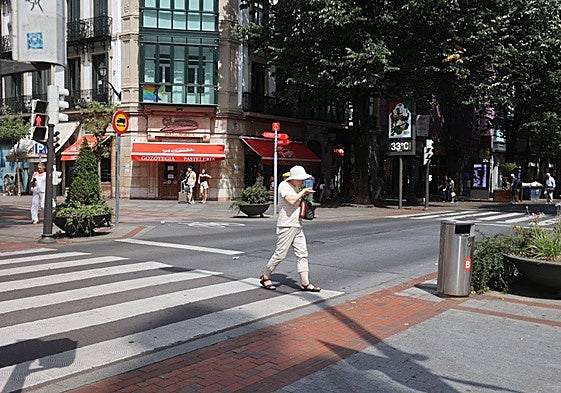 Un termómetro de la Gran Vía de Bilbao marcó 33 grados en un episodio de calor el año pasado.