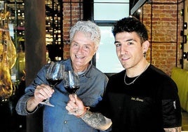 Fernando Canales, con Iván Alvarez, que llevará «a diario» el nuevo restaurante del Euskalduna.