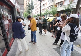 Un grupo de personas esperan para acceder en Bilbao, el pasado verano, la prueba de conocimientos para obtener la nacionalidad española.