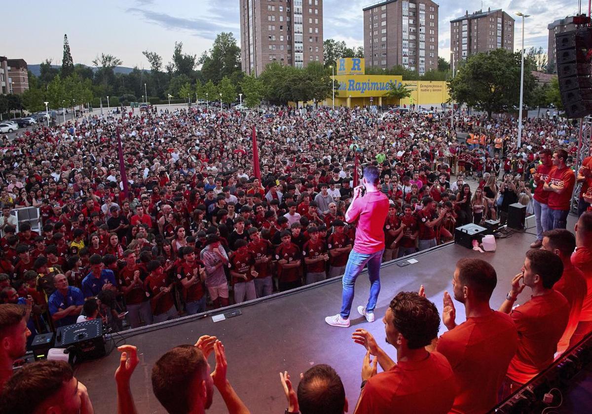 Más de 2.000 personas se dieron cita en la calle Cantabria.